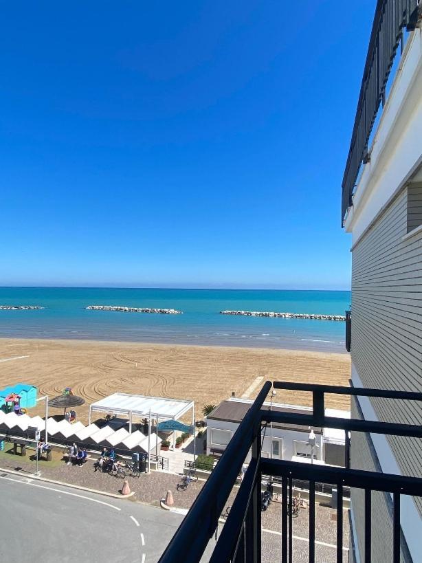 Hotel Flying Πέζαρο Εξωτερικό φωτογραφία